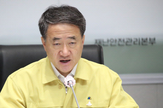 박능후 장관, 중대본 회의 주재  박능후 보건복지부 장관이 6일 오전 정부서울청사 재난상황실에서 열린 신종 코로나바이러스 감염증(코로나19) 대응 중앙재난안전대책본부 회의에서 발언하고 있다.   연합